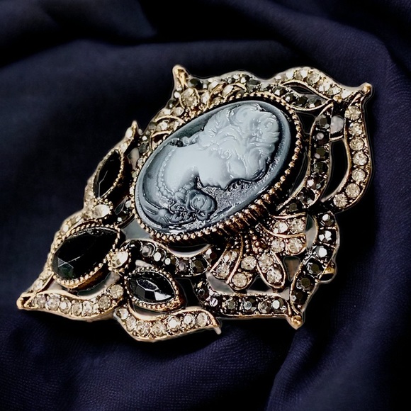 Cameo Brooch Pin or Pendant 2.25” - Picture 5 of 8